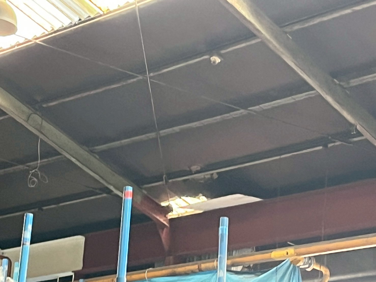 天井が割れて屋根からの光が漏れている